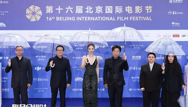 张艺谋执导《三体》电影已筹备两年,陈思诚《带上她的眼睛》复拍中:情报图 张艺谋执导《三体》电影已筹备两年,陈思诚《带上她的眼睛》复拍中:情报图