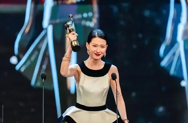 梁家辉第五次获金像奖影帝,廖子妤凭《像我这样的爱情》封后:情报图 梁家辉第五次获金像奖影帝,廖子妤凭《像我这样的爱情》封后:情报图