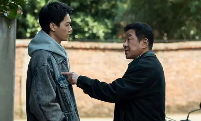 《方圆八百米》高松格自杀引爆父子对立,陈辉身份真相浮出水面 | 现场图 《方圆八百米》高松格自杀引爆父子对立,陈辉身份真相浮出水面 | 现场图