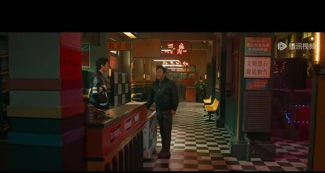 《方圆八百米》开播4集登顶飙升榜，丁勇岱许凯演绎丰阳悬案：细节速览