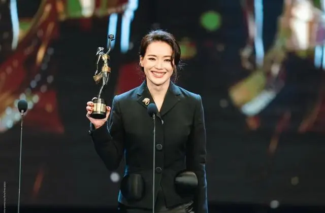 梁家辉第五次获金像奖影帝，廖子妤凭《像我这样的爱情》封后：资讯配图