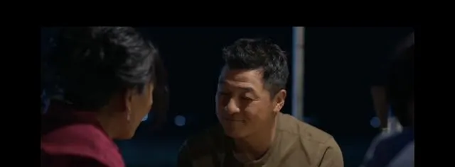 齐奎国丽娜《金关》再演夫妻档，校园同桌到结婚三十年：资讯配图