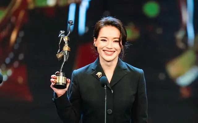 梁家辉第五次摘得金像奖影帝，廖子妤凭《像我这样的爱情》封后：资讯配图