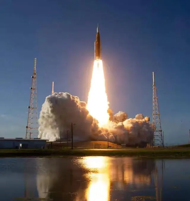 电影《登月》4月24日公映 吴京出席首映礼但未代言仰望U8：资讯配图