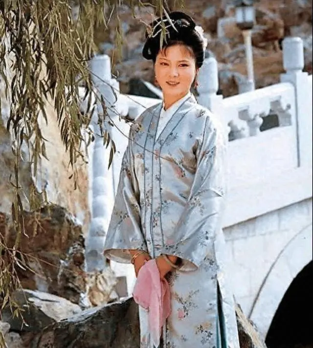 袁玫演袭人被王扶林导演“化丑”实录：黄梅戏台柱子如何成为87版《红楼梦》最稳丫鬟：细节速览