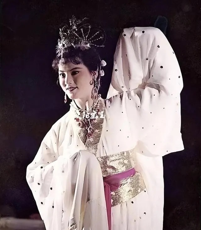 袁玫演袭人被王扶林导演“化丑”实录：黄梅戏台柱子如何成为87版《红楼梦》最稳丫鬟：资讯配图